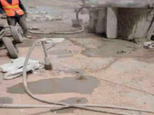 德令哈水泥混凝土路面板底注浆技术 路面脱空注浆整治方案